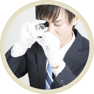 骨董品を鑑定する鑑定士の写真