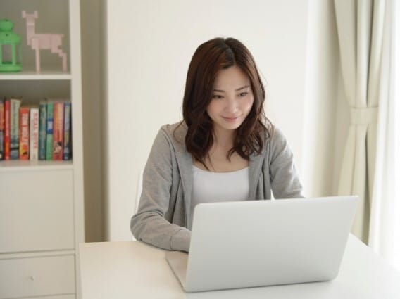 パソコンを操作する女性