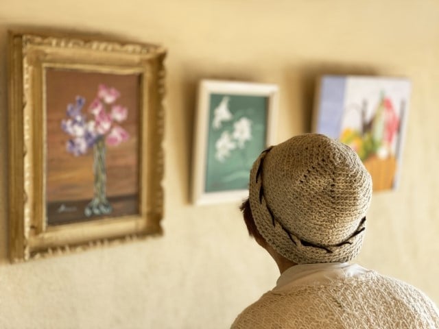 絵画を鑑賞する高齢者