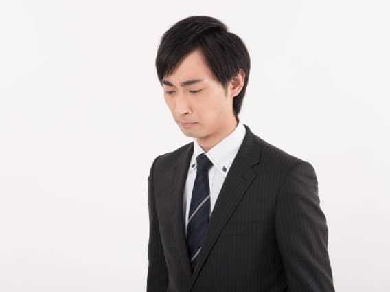 残念そうな顔をしている男性