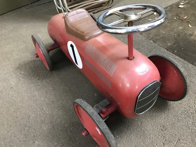 古い車のおもちゃ