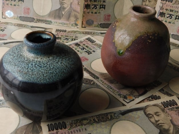 お金に囲まれた壷