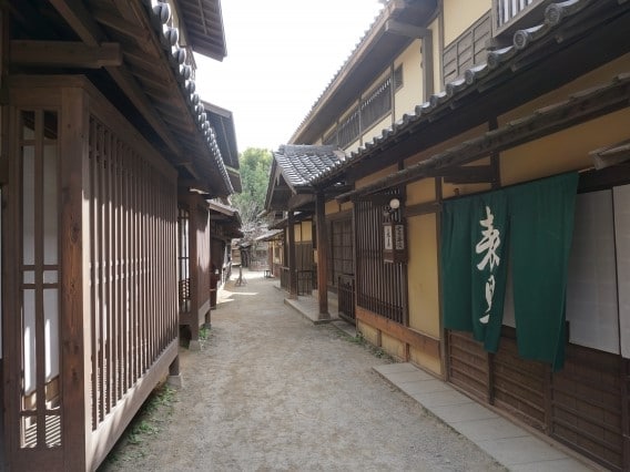 木造住宅が並ぶ古い町並み