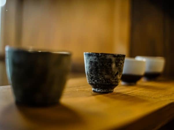骨董品が並んだ画像