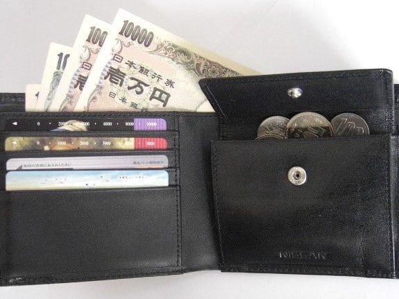 財布からお金を取り出す