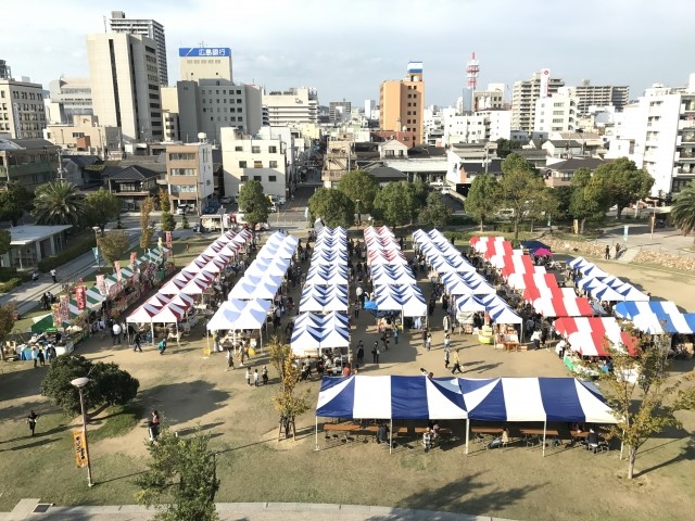青いテントが設置された会場