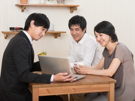 説明を受ける男女
