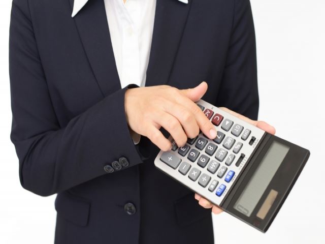 計算機を持つ女性