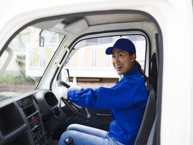 女性作業員と軽トラ
