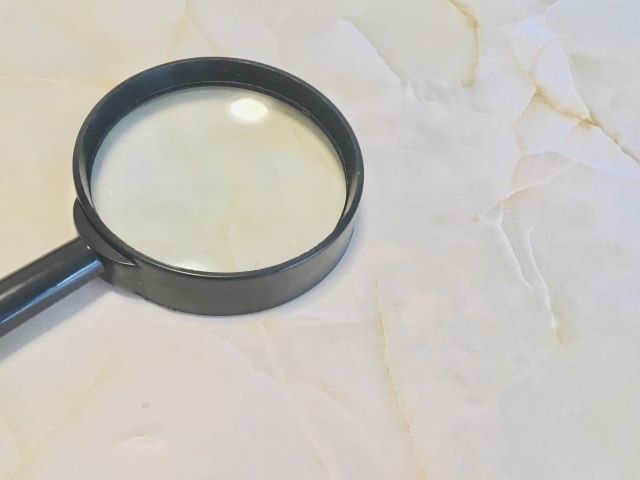 鑑定用の虫眼鏡