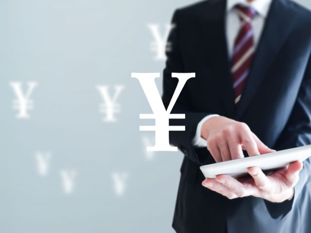 査定を行う男性