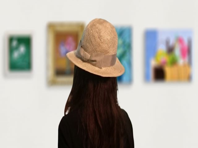 絵画鑑賞をする後ろ姿の女性