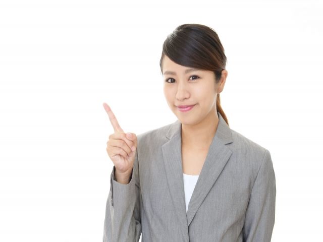 人差し指で案内する女性