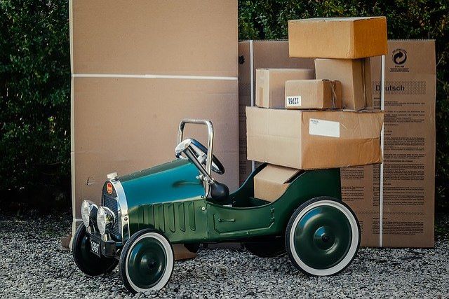 たくさんの段ボールを積んだミニカー
