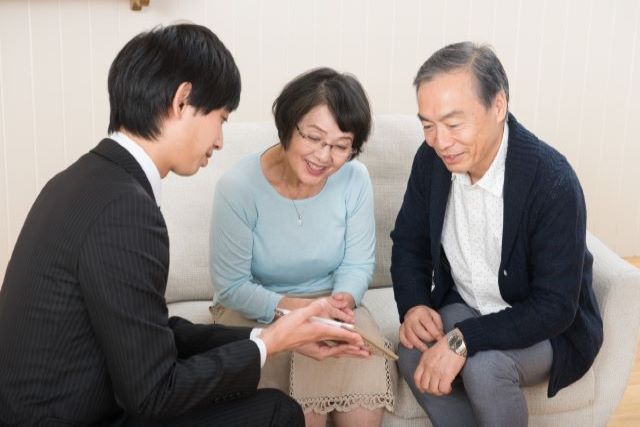 説明を受ける夫婦