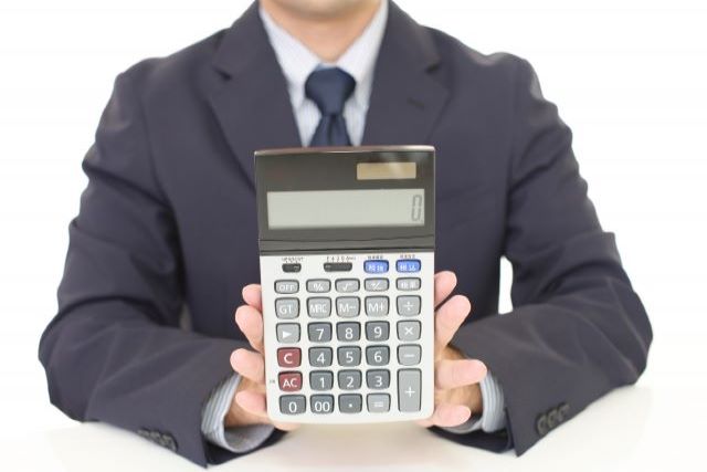 計算機を持つ男性