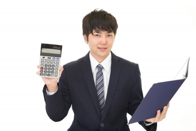 電卓を持つ男性