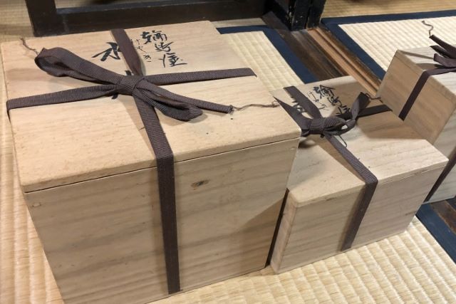 桐箱に入った骨董品